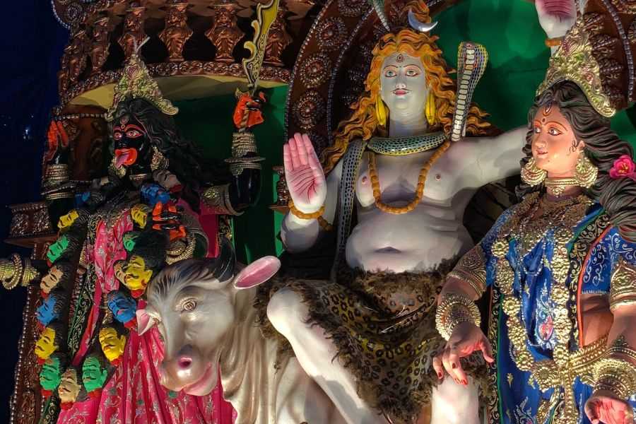 প্রতিমা নিয়ে আসা হয়েছে, কৃষ্ণনগর থেকে, শিল্পী কানাই পাল।