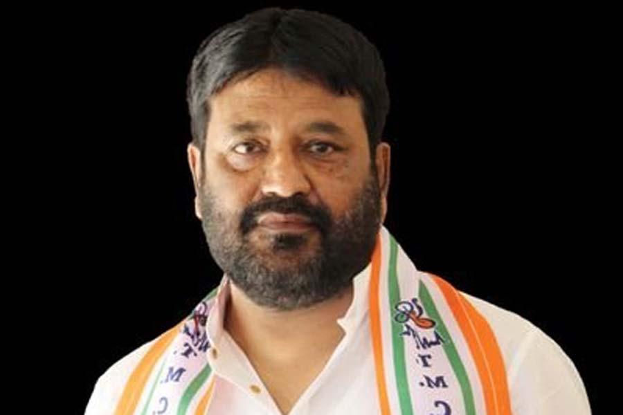 মুর্শিদাবাদের বহরমপুর সাংগঠনিক জেলা সভাপতি পদে বদল করেছে তৃণমূল। সেখানে আগে সভাপতি ছিলেন আবু তাহের খান। অসুস্থতার কারণে তাঁকে সরিয়ে ওই পদে আনা হয়েছে অপূর্ব সরকার (ডেভিড)-কে। ওই জেলারই শাওনি সিংহ রায়কে দলের রাজ্য সম্পাদক করেছেন দলের শীর্ষ নেতৃত্ব। জঙ্গিপুর সাংগঠনিক জেলায় সভাপতি পদে সাংসদ খলিলুর রহমানের উপরে আস্থা রেখেছে দল। তবে ওই জেলার চেয়ারম্যান পদে আনা হয়েছে প্রাক্তন মন্ত্রী তথা বিধায়ক জাকির হোসেনকে।