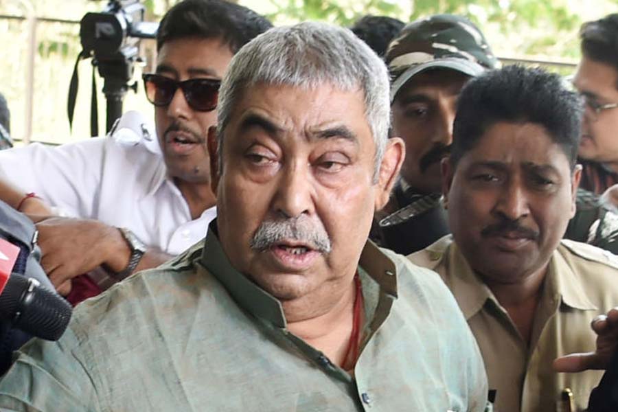 তৃণমূলের নতুন তালিকায় বীরভূম জেলায় কোনও সভাপতির নাম ঘোষণা করা হয়নি। ওই জেলায় দলের চেয়ারম্যান বিধানসভার ডেপুটি স্পিকার আশিস বন্দ্যোপাধ্যায়কে। তৃণমূল সূত্রে খবর, এখন বীরভূম জেলায় দলের কোর কমিটি এবং জেলা কমিটির সমন্বয় করে সভাপতির কাজ সামলাবে। আগে সাত জনের কোর কমিটি গড়ে দিয়েছিলেন তৃণমূল নেত্রী মমতা বন্দ্যোপাধ্যায়। পরে তাতে আরও দু’জন যুক্ত হন। 