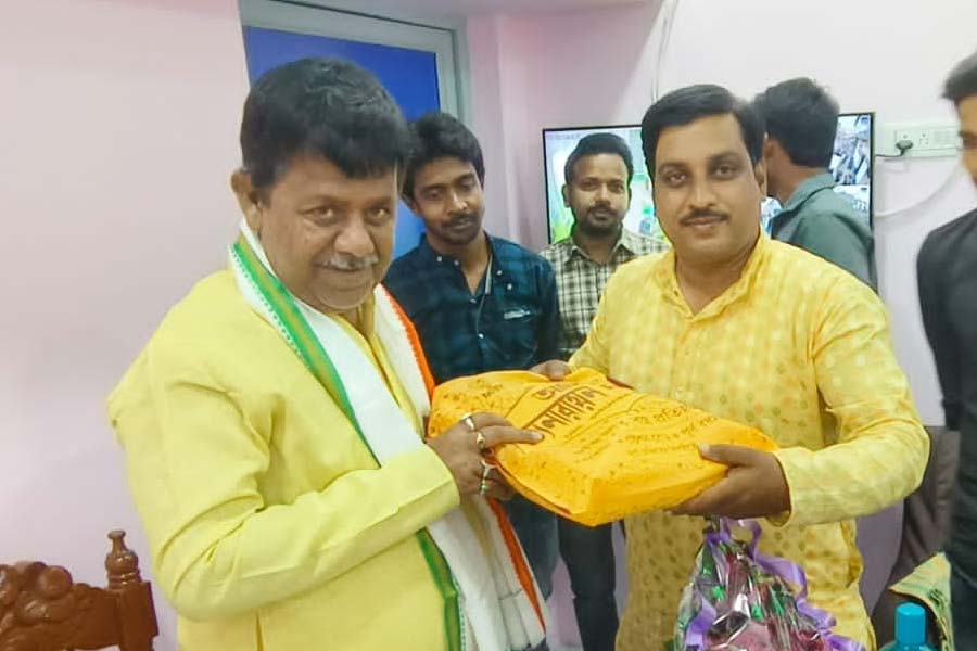 পূর্ব বর্ধমানে দলের চেয়ারম্যান বদল করেছে তৃণমূল। অশোক বিশ্বাসের জায়গায় আনা হয়েছে মঙ্গলকোট বিধানসভার বিধায়ক অপূর্ব চৌধুরীকে। ওই জেলায় সভাপতি রাখা হয়েছে রবীন্দ্রনাথ চট্টোপাধ্যায়কেই। পশ্চিম বর্ধমান জেলায় কোনও পরিবর্তন করেনি তৃণমূল। 