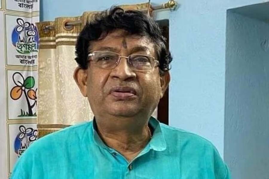 রাজ্যের বিরোধী দলনেতা শুভেন্দু অধিকারীর জেলা পূর্ব মেদিনীপুরে শীর্ষ পদে বদল এনেছে তৃণমূল। তমলুক সাংগঠনিক জেলায় সভাপতির পদ থেকে সরানো হয়েছে রাজ্যের প্রাক্তন মন্ত্রী সৌমেন মহাপাত্রকে। তাঁকে দলের রাজ্য সম্পাদক করা হয়েছে। তাঁর জায়গায় আনা হয়েছে অসিত বন্দ্যোপাধ্যায়কে। সেখানে চেয়ারম্যান পদ থেকে অপসারিত করা হয়েছে নন্দীগ্রাম জমি আন্দোলনের নেতা পীযূষ ভুঁইয়াকে। নতুন চেয়ারম্যান হয়েছেন চিত্ত মাইতি। 