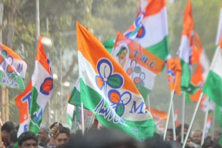 বদল হয়েছে কাঁথি সাংগঠনিক জেলাতেও। জেলা সভাপতি ছিলেন তরুণ মাইতি। তাঁকে সরিয়ে চেয়ারম্যানের দায়িত্ব দেওয়া হয়েছে। নতুন সভাপতি হয়েছেন পীযূষকান্তি পাণ্ডা। আগের চেয়ারম্যানের মৃত্যু হওয়ায় তরুণকে সেই দায়িত্ব দিয়েছে তৃণমূল। 