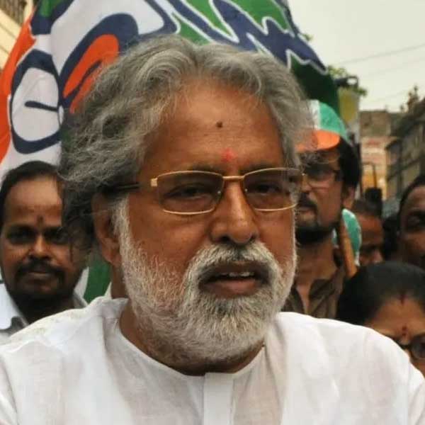 কলকাতা উত্তর এবং দক্ষিণের সাংগঠনিক পদে বদল করেনি তৃণমূল। উত্তর কলকাতার সভাপতি রাখা হয়েছে সাংসদ সুদীপ বন্দ্যোপাধ্যায়কে। দেবাশিস কুমার রয়েছেন দক্ষিণের সভাপতি পদেই। গত বারের মতো এ বারও তৃণমূলের দক্ষিণ কলকাতার চেয়ারম্যান রয়েছেন মণীশ গুপ্ত। 