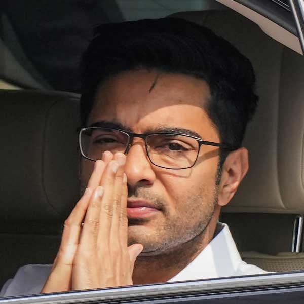 অভিষেক যে জেলার সাংসদ, সেই দক্ষিণ ২৪ পরগনা জেলার শীর্ষ পদে কোনও পরিবর্তন করেনি তৃণমূল। সুন্দরবন সাংগঠনিক জেলার সভাপতি রাখা হয়েছে জয়দেব হালদারকে। শুভাশিস চক্রবর্তীকে রাখা হয়েছে যাদবপুর সাংগঠনিক জেলার সভাপতির দায়িত্বে। 