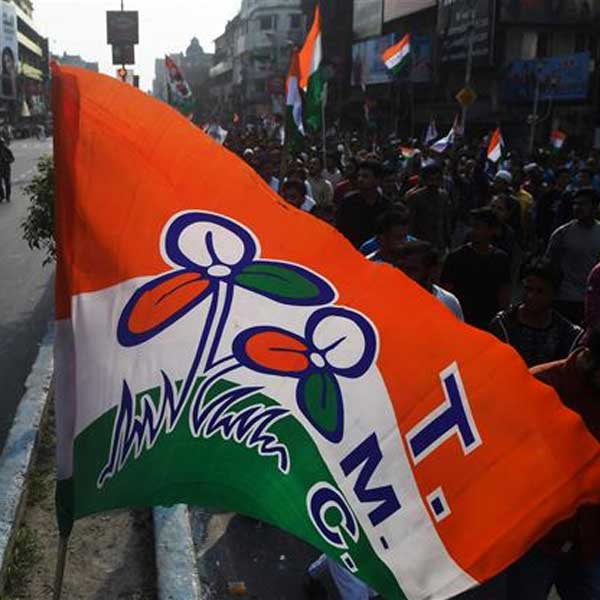 তৃণমূলের নতুন জেলা কমিটির তালিকা থেকে বাদ পড়েছেন শাওনি সিংহ রায় এবং প্রাক্তন মন্ত্রী সৌমেন মহাপাত্র। তাঁদেরকে দলের রাজ্য সম্পাদক পদে এনেছে তৃণমূল। এ ছাড়া কানাই মণ্ডল এবং মৃদুল গোস্বামীকেও সম্পাদক করা হয়েছে। কানাই মুর্শিদাবাদ জেলার চেয়ারম্যান ছিলেন। আলিপুরদুয়ারের চেয়ারম্যান ছিলেন মৃদুল।