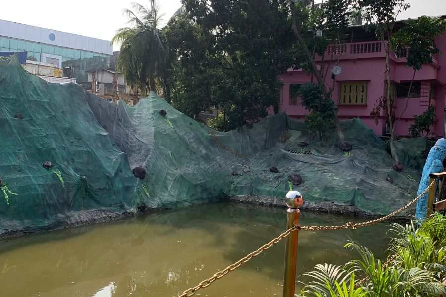 মণ্ডপের জন্য কৃত্রিম জলাশয় তৈরি করা হয়েছে।