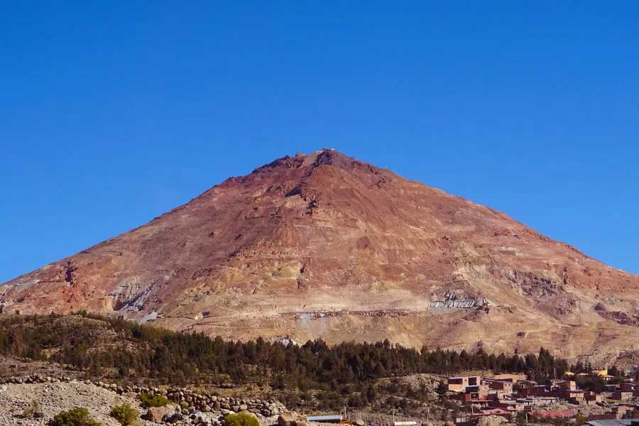 বলিভিয়ার পোতোসি শহরের কাছে থাকা এই পর্বতমালার উচ্চতা ১৫ হাজার ফুট। মূল পর্বত ছাড়াও আশপাশে বেশ কয়েকটি ছোট-বড় পর্বত ছড়িয়ে-ছিটিয়ে রয়েছে।
