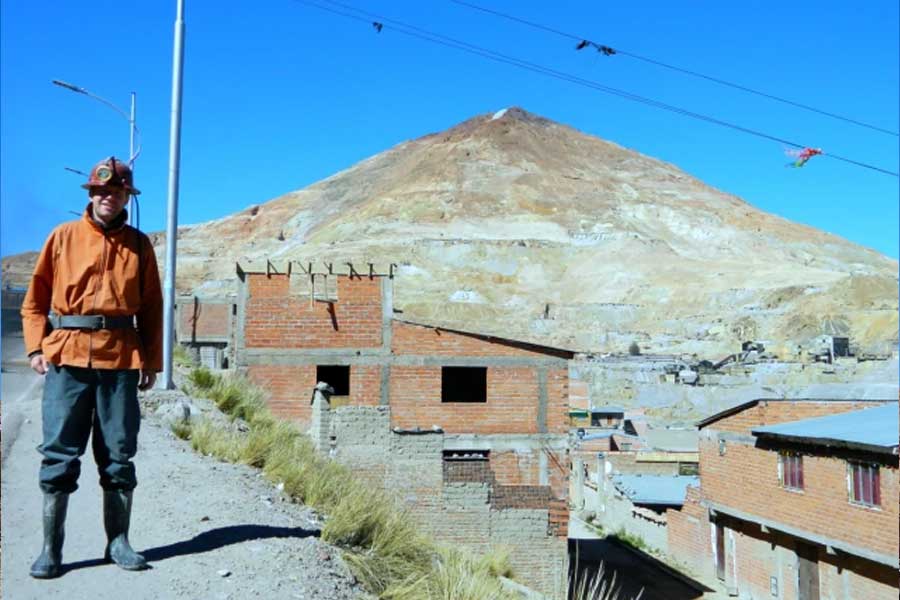 তবে বিশেষজ্ঞরা মনে করছেন, ধীরে ধীরে মাটির নীচে তলিয়ে যাচ্ছে এই ধনী পর্বতমালা। কিন্তু কেন এমন অবস্থা হল সেরো রিকোর?