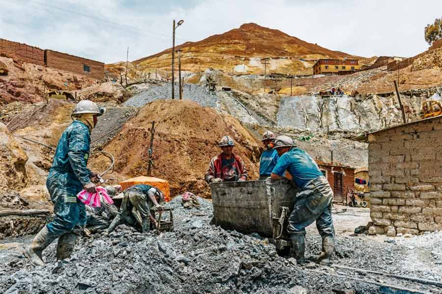 স্পেনীয় মালিকদের হয়ে খননকার্য চালানোর পাশাপাশি অকথ্য অত্যাচারেরও শিকার হতে হত খনির শ্রমিকদের। খনিতে কাজ করার সময় বহু শ্রমিকের মৃত্যুও হত। আর সেই কারণে সেরো রিকোর নাম হয়ে যে, ‘মাউন্টেন দ্যাট ইটস্‌ ম্যান’, অর্থাৎ ‘নরখাদক পর্বত’।