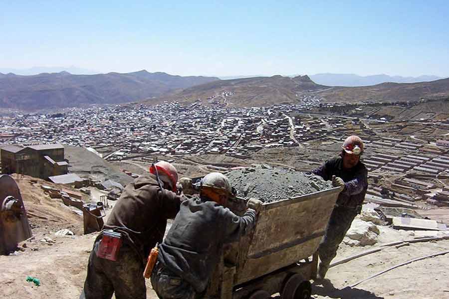 মনে করা হয়, সেই সময় স্পেনের হাতে এত রুপো এসে গিয়েছিল যে, সে দেশে রুপোর মুদ্রার প্রচলন হয়। ফরাসি সেনারও খরচ চলত রুপো থেকে আয় করা টাকা দিয়ে। ষোড়শ থেকে অষ্টাদশ শতকের মধ্যে, বিশ্বের ৮০ শতাংশ রুপোর সরবরাহ এই খনি থেকেই আসত।