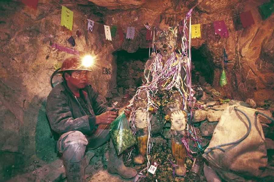 খনিতে প্রবেশের আগে মূল সুড়ঙ্গের মুখে রাখা এক মূর্তিতে পুজো করেন শ্রমিকেরা। এই মূর্তিটি ‘এল থিয়ো’ বা ‘আঙ্কল’-এর। খনির মুখে থাকা শিংওয়ালা ওই মূর্তি কোকা পাতা, মদ এবং লামার রক্ত দিয়ে পুজো করেন স্থানীয়েরা। মনে করা হয়, খনি শ্রমিকদের ভয় দেখানোর জন্য সেই ‘শয়তানের মূর্তি’ সেখানে বসানো হয়েছিল।