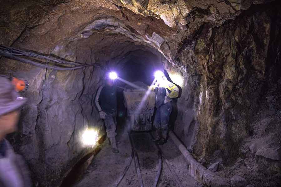 দীর্ঘ সুড়ঙ্গের মাধ্যমে সেরো রিকোর বিভিন্ন পর্বতের মধ্যে যোগ রয়েছে। রুপো সে ভাবে আর পাওয়া না গেলেও টিন, দস্তা আর সীসার খোঁজে কাজে নামেন স্থানীয়রা। ২০২১ সালে বলিভিয়ার এই খনি থেকে ১৩০ কোটি ডলারের দস্তা বিক্রি হয়েছে।