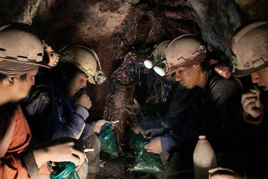 কিন্তু কেন আস্তে আস্তে তলিয়ে যাচ্ছে সেরো রিকো? বিশেষজ্ঞেরা জানিয়েছেন, খনন করে করে সেরো রিকো ফাঁপা হয়ে গিয়েছে। এই পাহাড় বাইরে থেকে নিরেট হলেও ভিতর অন্তঃসারশূন্য।