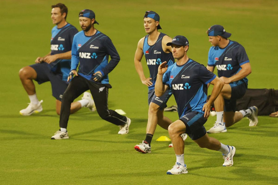 প্রস্তুতি: সেমিফাইনালে প্রতি পক্ষ ভারত। সোমবার ওয়াংখেড়ে স্টেডিয়ামে মহড়া নিউ  জ়িল্যান্ডের।