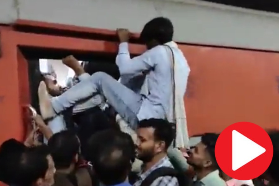 Man tries to enter overcrowded train through gate ceiling