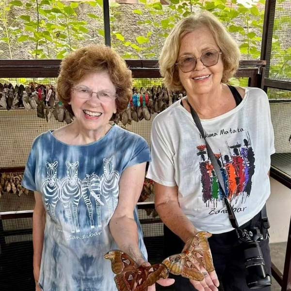 Two 81 year old friend travel the world around 80 days