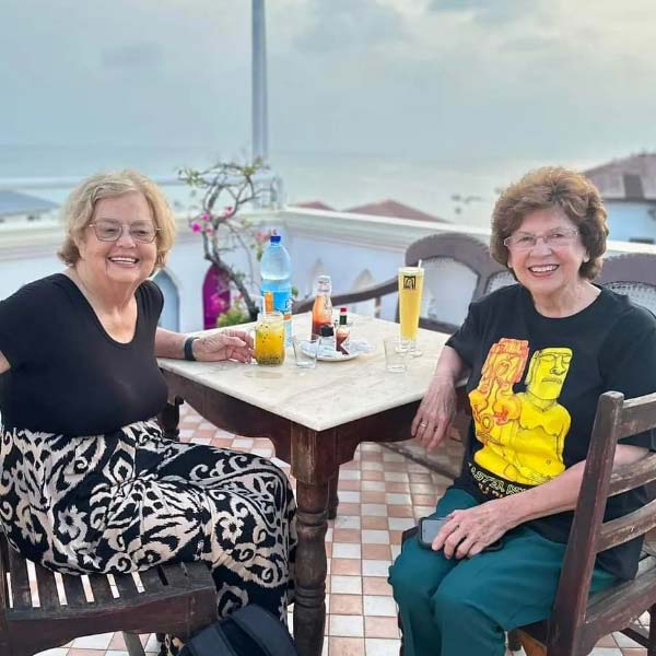 Two 81 year old friend travel the world around 80 days