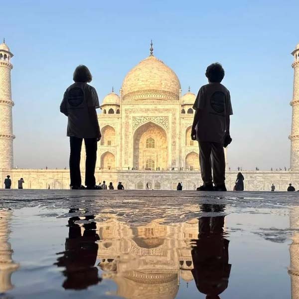 Two 81 year old friend travel the world around 80 days