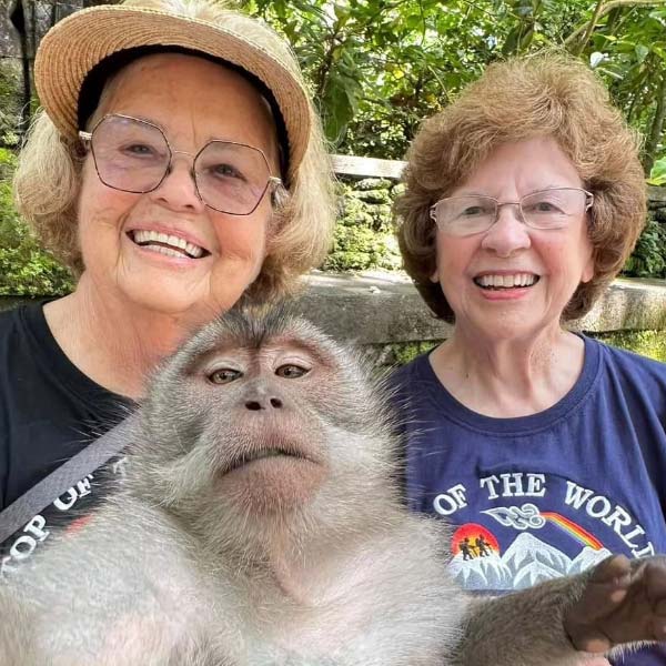 Two 81 year old friend travel the world around 80 days