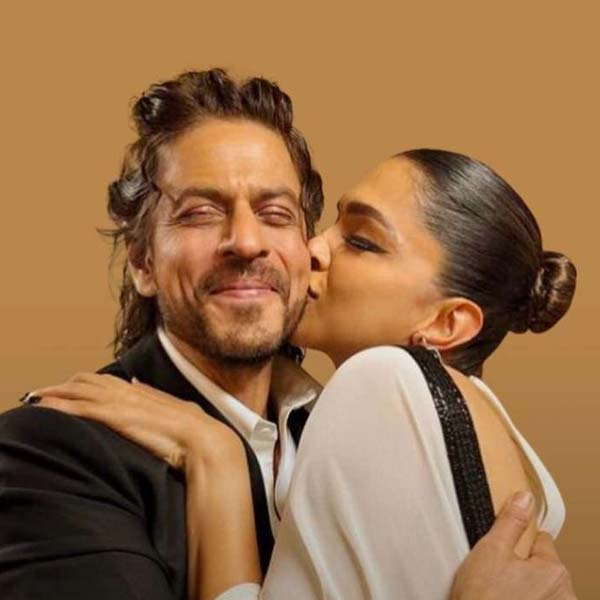 চলতি বছরে শাহরুখ খান অভিনীত পর পর দু’টি ছবি ‘পাঠান’ এবং ‘জওয়ান’ বক্স অফিসে এক হাজার কোটি টাকার ক্লাবে নাম লিখিয়েছে। দু’টি ছবিতেই দীপিকা পাড়ুকোনের সঙ্গে শাহরুখের জুটি বেঁধে অভিনয় দর্শকমহলে প্রশংসা পেয়েছে।