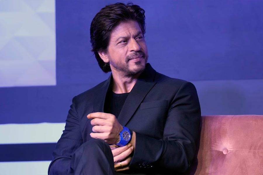 বলিপাড়া সূত্রে খবর, নীল রঙের যে হাতঘড়িটি শাহরুখ পরেছিলেন তা অভিনেতার নিজেরই। ঘড়িটির দাম শুনলেও চমকে যেতে হয়।