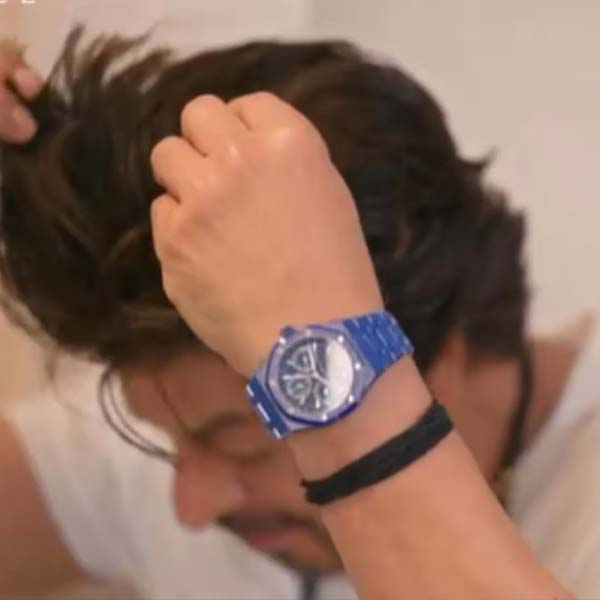 বিলাসবহুল এবং জনপ্রিয় ব্র্যান্ডের ঘড়ি সংগ্রহ করার শখ রয়েছে শাহরুখের। দীপিকার সঙ্গে ভিডিয়োয় যে ঘড়িটি অভিনেতার হাতে শোভা পাচ্ছিল তার মূল্য প্রায় পাঁচ কোটি টাকা।