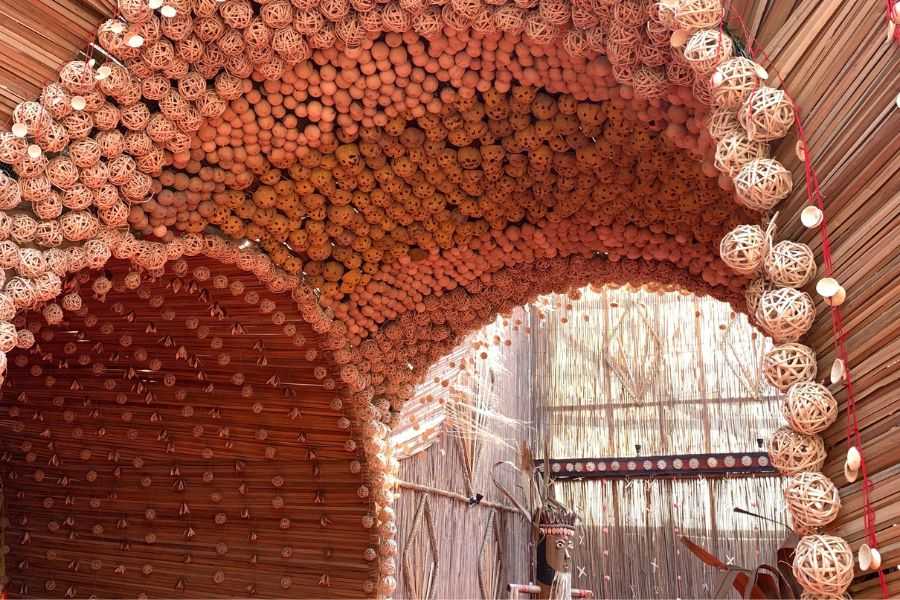 পাটকাঠি, নারকেল দড়ি, নারকেল ছোবড়া, বেলের  খোল, তাল পাতার  মতো জিনিস দিয়ে মণ্ডপ তৈরি করা হয়েছে।