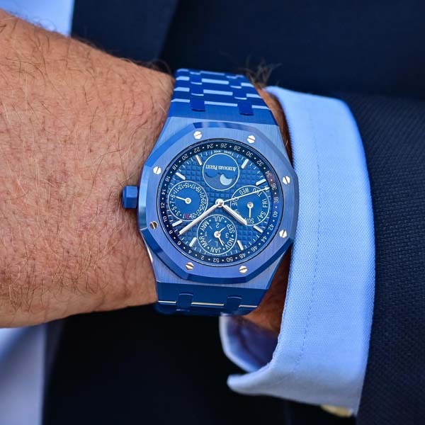 বলিপাড়া সূত্রে খবর, অডেমার্স পিগেট ব্র্যান্ডের ঘড়িটির দাম ৪.৯৮ কোটি টাকা। সংস্থার ‘রয়্যাল ওক পারপেচুয়াল ক্যালেন্ডার’ সংগ্রহ থেকে ঘড়িটি কিনেছেন শাহরুখ।