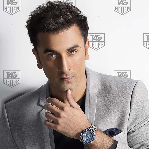 নামী ব্র্যান্ডের ঘড়ি সংগ্রহ করার শখ রয়েছে বলি অভিনেতা রণবীর কপূরেরও। রোলেক্স, হাবলট, রিচার্ড মিলের মতো ব্র্যান্ডের দামি দামি ঘড়ি কিনে থাকেন অভিনেতা।