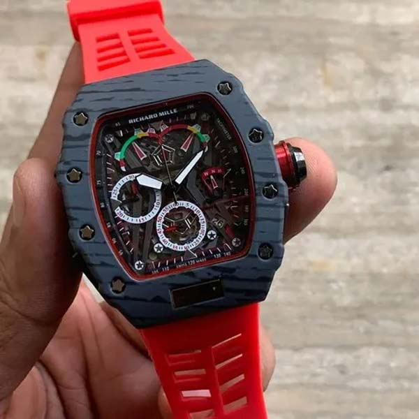 রিচার্ড মিলে ব্র্যান্ডের ঘড়ি সবচেয়ে প্রিয় রণবীরের। বলিপাড়া সূত্রে খবর, এই ব্র্যান্ডের একটি ঘড়ি পরেই বেশির ভাগ জায়গায় দেখা যায় অভিনেতাকে। এই ঘড়িটির আনুমানিক মূল্য ১.৩ কোটি টাকা।