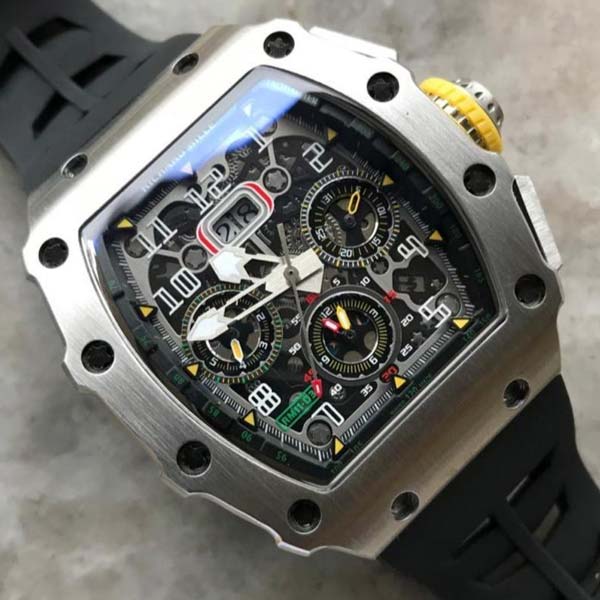 ফিল্মপাড়া সূত্রে খবর, হাসপাতাল থেকে বেরনোর সময় রিচার্ড মিলে ব্র্যান্ডের একটি ঘড়ি পরেছিলেন। এই ঘড়িটির মূল্য ১.৬২ কোটি টাকা।