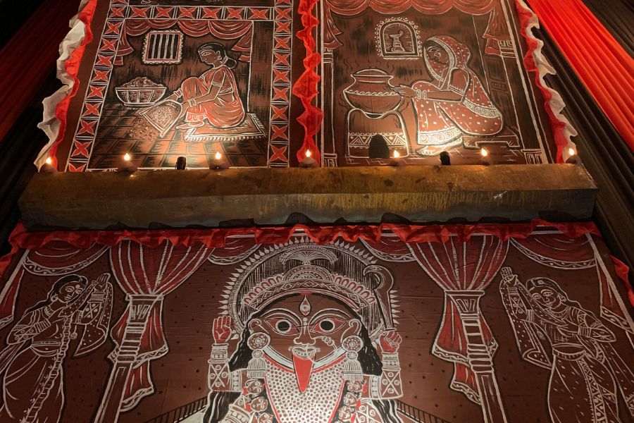 মণ্ডপে রয়েছে বিভিন্ন হাতে আঁকা ছবি। 