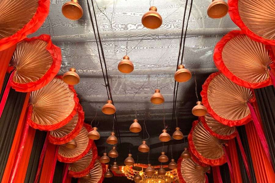 পুজোমণ্ডপ তৈরি করতে হাতপাখা, ঘট , ধুনুচির ব্যবহার করা হয়েছে।