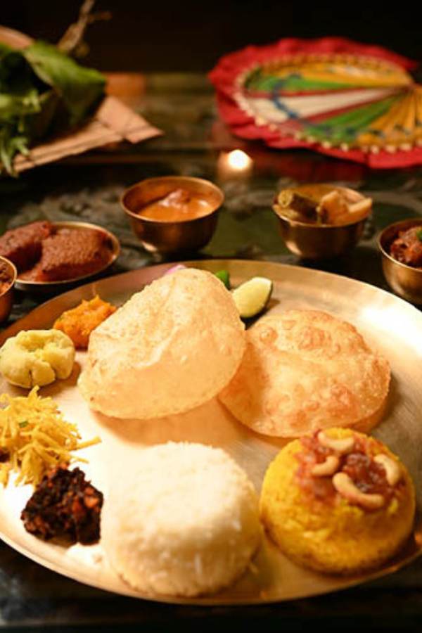 ২. সোনার তরী - ভাইফোঁটার দিন এই নিখাদ বাঙালি হোটেলেও পাবেন বিশেষ বুফেট্। আমিষে মোট ২৪ পদ। নিরামিষে একটা কম- ২৩টা। দুটোতেই 'ওয়েলকাম ড্রিঙ্কস' দিয়ে শুরু হয়ে ৪ রকমের 'স্টার্টার',  ৪ ধরনের ভাজা, ৫ রকমের ভাত-পোলাও-লুচি, ৫ রকমের আমিষ অথবা নিরামিষের 'মেন কোর্স',  ৫ রকমের 'ডেজার্ট' রয়েছে। এক দিকে যেমন পাবদা,  চিংড়ি,  কাতলা মাছ, মটন-চিকেন পাবেন, তেমন অন্য দিকে থাকছে ছানা,  চানা,  পনির, কড়াইশুটির পদ। নানান টিক্কা ও টিক্কি। মিষ্টির দিকে বিশেষ পায়েস। দাম – জন প্রতি আমিষ বুফেট ১৫৭৫ টাকা। নিরামিষ বুফে ১২৪৯ টাকা। কোথায় - সল্ট লেকের সেক্টর-১'এ,  সিটি সেন্টারে। দোকান খোলা - সকাল ১২-৪টে এবং সন্ধে ৭-১০.৩০টা।