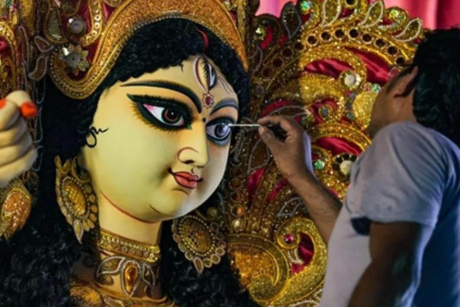 লক্ষ্য সেই এক ও অদ্বিতীয়,  পুজোর ছুটিতে বেড়াতে বেরিয়ে পড়া পরিবার নিয়ে! দূরে বা কাছেপিঠে। আর সেই গন্তব্য তো নির্ভর করছে উৎসবের অক্টোবর-নভেম্বর বা বাংলা আশ্বিন-কার্তিক মাসে কোন পুজোর ছুটি কোন তারিখ, কোন দিনে পড়ছে তার উপরই। তাই না?