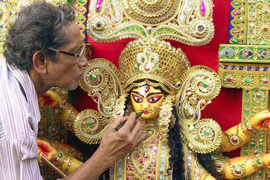 তা হলে আসুন,  এক বছর আগেই দেখে নেওয়া যাক, ২০২৪ সালে, অর্থাৎ বাংলা ১৪৩১ বঙ্গাব্দে মহালয়া,  দুর্গাপুজো,  কোজাগরী লক্ষ্মীপুজো,  কালীপুজো, ভাইফোঁটা এমনকি জগদ্ধাত্রী পুজোও কবে পড়ছে। 