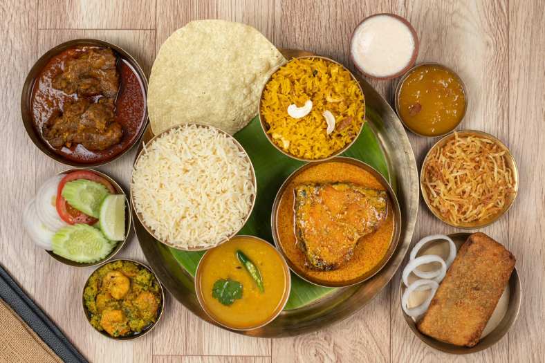 ৩. কস্তুরী - এ বারের ভ্রাতৃ দ্বিতীয়ায় অতীব জনপ্রিয় এই বাঙালি খাবারের রেস্তোরাঁয় দিনভর পাওয়া যাবে দুটো বিশেষ থালি। দুটোতেই থাকছে মোট ১০টা করে পদ। ফিশ ফ্রাই, ডিমের ডেভিল থেকে আরম্ভ করে বাসন্তী পোলাও, চিংড়ির মালাইকারি, কোনও থালিতে কষা মাংস আবার কোনও থালিতে ঢাকাই চিকেন ভুনার সঙ্গে দুটো থালিতে পাবেন স্যালাড, চাটনি, পাঁপড়, গুলাব জামুন। দাম - থালি প্রতি ৫৪৯ টাকা ও ৪৯৯ টাকা। কোথায় - ধর্মতলায় নিউ মার্কেটের কাছে। এছাড়াও এদের গড়িয়াহাট, যাদবপুরে ব্র্যাঞ্চ আছে। দোকান খোলা - সকাল ১০টা-রাত ১১টা।