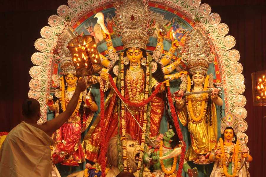 সেই আগাম পুজো ক্যালেন্ডার দেখে আপনিও এক বছর আগেই কষে ফেলুন, পরের বছরের পুজোর ছুটিতে সপরিবারে বাইরে বেড়াতে  যাওয়ার পরিকল্পনা।