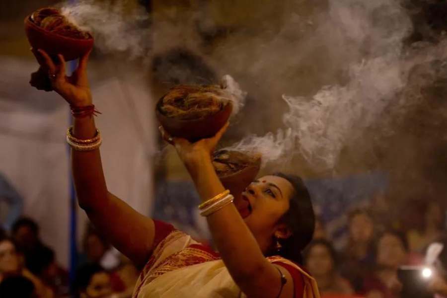 শারদীয়া দুর্গাপুজো –  ৯-১৩ অক্টোবর ২০২৪। বাংলা ২২-২৬ আশ্বিন ১৪৩১। বুধবার থেকে রবিবার। সে ক্ষেত্রে রাজ্য সরকার বাদে অন্যান্য কেন্দ্রীয় ও কর্পোরেট অফিস মহাষষ্ঠী অবধি খোলা থাকলেও আগামী বছর রাজ্য সরকারি অফিসগুলিতে ৭ অক্টোবর,  সোমবার,  মহাচতুর্থী থেকেই পুজোর ছুটি পড়ে যাওয়ার ঘোষণা ইতিমধ্যেই হয়ে গিয়েছে পশ্চিমবঙ্গ সরকারের তরফে।