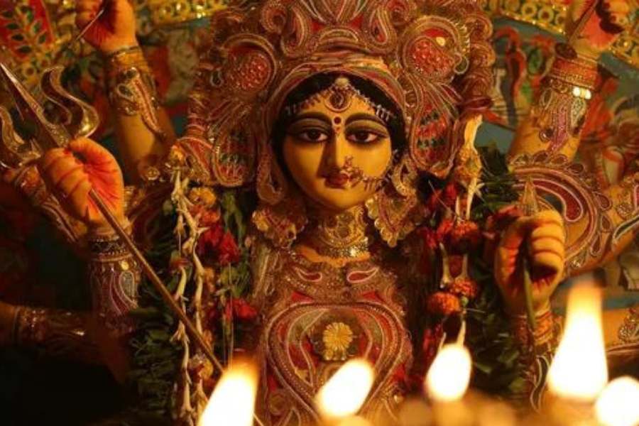 তাৎপর্যপূর্ণভাবে তার আগের দু'দিনও, শনি ও রবিবার রাজ্য সরকারি অফিসগুলিতে সপ্তাহান্তের ছুটি থাকায় কার্যত ৫ অক্টোবর থেকেই রাজ্য সরকারি কর্মচারীদের আগামী বছর দুর্গাপুজোর ছুটি বলাই যায়। 