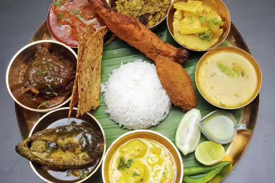 ৪. ভজহরি মান্না - ভাইফোঁটার দিনেও এখানে অন্যান্য দিনের মতো নানান মাছের রকমারি পদ, মটন, চিকেন, পনির, ছানার নানান রান্না, বিভিন্ন তরকারি, ভাজা, চপ, ফ্রাই, কাটলেট, সাদা ভাত, পোলাও, দই-মিষ্টি মিলিয়ে ২৫-৩০ রকমের পদ পাওয়া যাবে। ইলিশ ভাপে, ভাব চিংড়ি, চিতল মাছের মুইট্টা, আমদই ভজহরি মান্না-র বিশেষত্ব পদ। দাম - দু'জনের খাওয়া খরচ ১৫০০-১৭০০ টাকা আনুমানিক। কোথায় – হাতিবাগান, মানিকতলা, গড়িয়াহাট, হাজরা মোড়ে এদের ব্রাঞ্চ আছে। দোকান খোলা - সকাল ১২-রাত ১০.৩০।