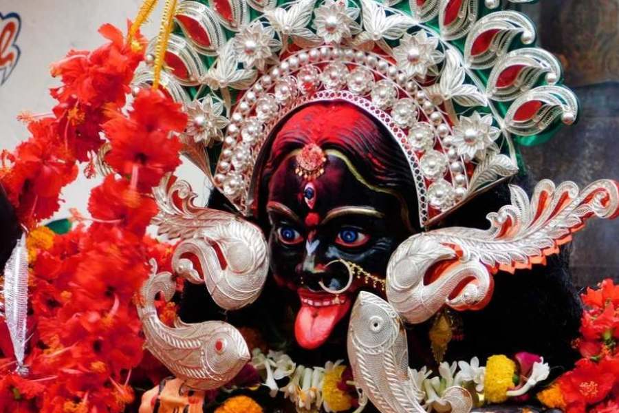 কালীপুজো –  ৩১ অক্টোবর ২০২৪। বাংলা ১৪ কার্তিক ১৪৩১। বৃহস্পতিবার। অর্থাৎ আগামী বছর কালীপুজোর ছুটিরও তাৎপর্য আছে। আগেই উল্লেখ করা হয়েছে, রাজ্য সরকারি অফিসগুলোর মতো ইদানিং প্রচুর সংখ্যক 'কর্পোরেট' অফিসেও প্রত্যেক শনি-রবিবার ছুটি থাকে। 