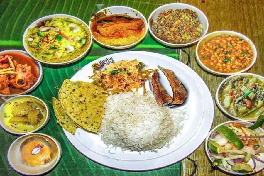 ৫. কষে কষা - মটনের নানা পদের জন্য প্রসিদ্ধ এই বাঙালি রেস্তোরাঁয় ভ্রাতৃ দ্বিতীয়ার দিনেও এদের প্রতিদিনের পদগুলোই থাকছে। সবমিলিয়ে ১৫-২০ রকমের রকমারি আমিষ পদ রয়েছে এদের। ভাতের মধ্যে সাদা ভাত, কাজু-কিশমিশ দিয়ে পোলাও, বাসন্তী পোলাও পাবেন। মটনের মধ্যে এখানকার মটন ডাক বাংলো বিখ্যাত। দাম – দু’জনের খাওয়া খরচ ১৩০০-১৫০০ টাকা আনুমানিক। কোথায় - যাদবপুরে, কেপিসি মেডিকেল কলেজের কাছে। দোকান খোলা - সকল ১১টা-রাত ১১টা।