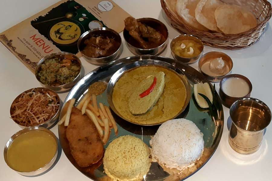 ৬. দ্য ভোজ কোম্পানি - এই খাঁটি বাঙালি রেস্তোরাঁয় সারা বছর দু’টি ভিন্ন দামের থালি মেলে। একটি ৩৯৯ টাকার থালি, আরেকটি ৬৯০ টাকার থালি। এ ছাড়াও এ বারের ভাইফোঁটার এখানে একটি 'মহাভোজ থালি' থাকছে। যাতে 'স্টার্টার' থেকে শুরু করে সাদা ভাত-পোলাও, বাদশাহী ডাল, ২ রকমের তরকারি, মাছ, মটন অথবা চিকেন, চাটনি-পাঁপড়, দই-মিষ্টি মিলিয়ে ১৪-১৫ রকমের পদ থাকছে।  দাম - একটি থালি ১১৪০ টাকা। কোথায় - ডালহৌসিতে লালবাজারের কাছে। দোকান খোলা - সকাল ১২টা-রাত ১০টা।