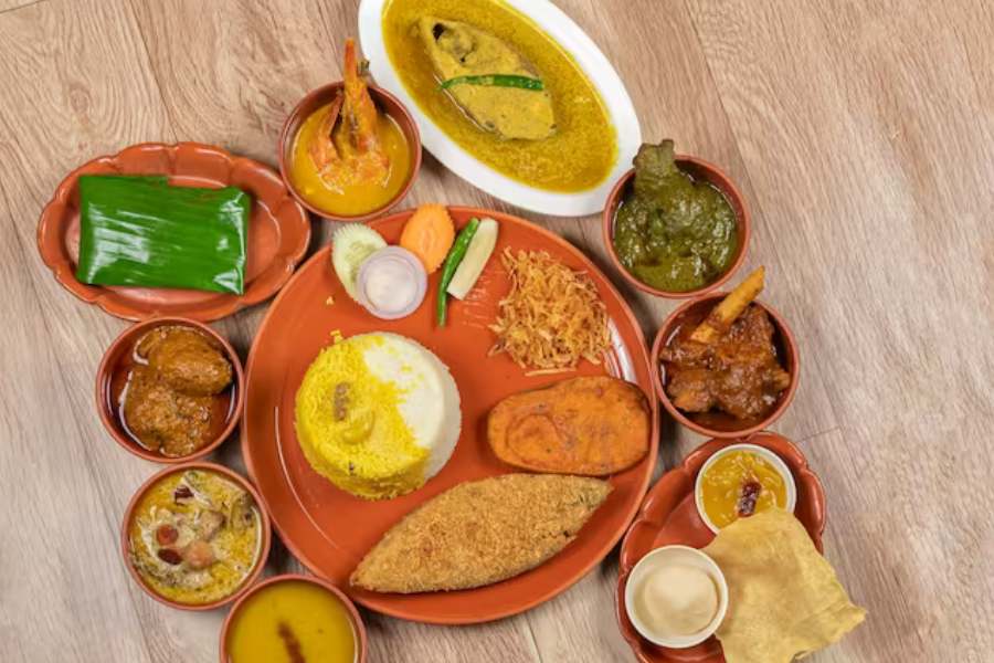 ৭. সপ্তপদী - ভ্রাতৃ দ্বিতীয়ার দিন দক্ষিণ কলকাতার এই 'থিম' বাঙালি রেস্তোরাঁয় এক ধরনের 'সিটিং বুফে’র বন্দোবস্ত থাকছে। আমিষ-নিরামিষ মিলিয়ে একটায় ৮-১০ রকমের পদ পাবেন, আরেকটায় ১৪-১৫ রকমের রকমারি পদ। দুটোতেই থাকছে ফিশ ফ্রাই, চিংড়ি, কাতলা, চিকেন, মটন, পনির, ভাজা, সাদা ভাত, পোলাও, দই-মিষ্টি সব। টেবিল 'বুক' করে বসে যা-যা খেতে চাইবেন বললে রেস্তোরাঁর পরিবেশনকারীরই পরিবেশন করে দেবেন আপনাদের ভাইবোনের দলকে। দাম – এক জনের জন্য ৮৯৯ টাকা, সঙ্গে ৫ শতাংশ জিএসটি। কোথায় - গড়িয়াহাটে গোলপার্কের কাছে পূর্ণ দাস রোডে। দোকান খোলা - সকাল ১২-৪টে এবং সন্ধ্যে ৬-১০টা।