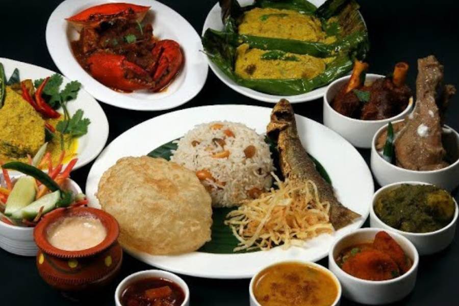 ৮. ভূমি - নিউ টাউনের এই স্পা-রেস্তোরাঁয় শুধুই বাঙালি খাবার পাওয়া যায়। তবে খাবারের দাম তুলনায় একটু বেশি। এখানে সাধারণ সময়ে থালি'র বন্দোবস্ত থাকলেও ভাইফোঁটার দিন বিশেষ মহাভোজ খেতে পাবেন। যাতে আমিষ-নিরামিষ মিলিয়ে ১০-১২ রকমের প্রতিটি বিশেষ পদ থাকছে। মাছ, মটন, চিকেন, পনির, মিষ্টি সবের। এদের আরেকটি বিশেষত্ব, 'থালি সিস্টেম' হলেও মহাভোজে আপনি চাইলেই আরও সাদা ভাত ও বাসন্তী পোলাও পাবেন। দাম - একটি থালি ৩৬০০ টাকা। তবে এঁরা জানাচ্ছেন, একটি থালি দু'জনে স্বচ্ছন্দে খেতে পারবেন, সব খাবার এতটাই বেশি থাকে তাতে। কোথায় - নিউটাউনে লাউহাটির কাছে। দোকান খোলা - সকাল ১২-৩.৩০টা এবং সন্ধ্যে ৭-১০.৩০টা।