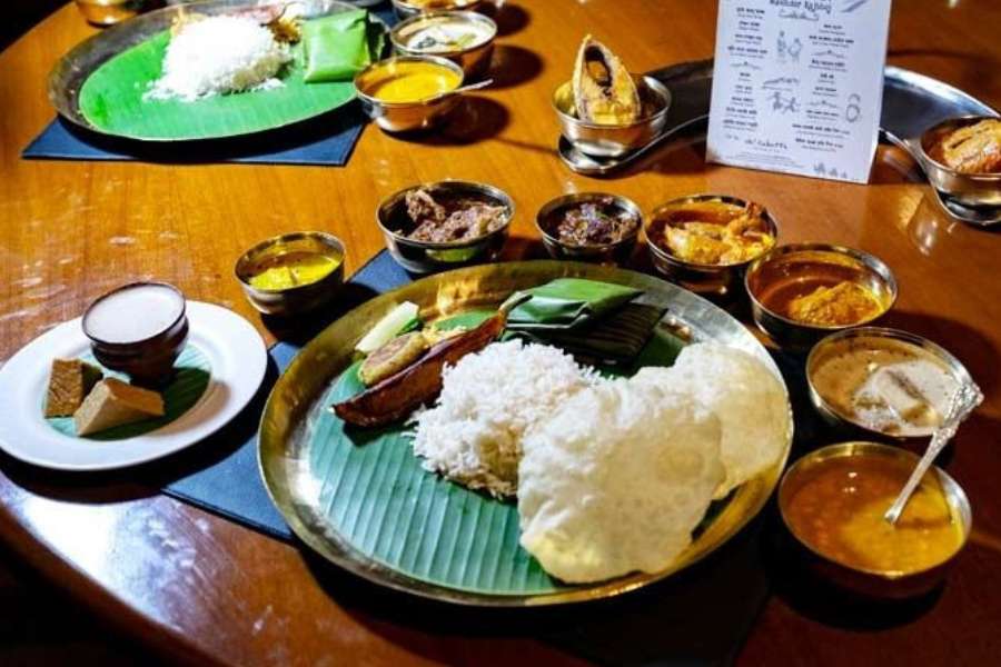 ৯. ওহ্! ক্যালকাটা - ১ রকমের 'ওয়েলকাম ড্রিঙ্কস',  ৪ রকমের আমিষ-নিরামিষ স্টার্টার, ৪ রকমের সব্জি, ২ রকমের ভাজা, মশলা ডাল, সাদা ভাত, পোলাও, লুচি, মাছ-মটন-চিকেন মিলিয়ে ৪ রকমের আমিষ 'মেন কোর্স', ২ রকমের ডেজার্ট বা মিষ্টি সহ ২০-২২ রকমের পদের এক বিশেষ 'বুফে’র থাকছে মধ্য কলকাতার এই প্রসিদ্ধ বাঙালি রেস্তোরাঁয় আগামিকাল ভাইফোঁটা উপলক্ষ্যে।  দাম – এক জনের ১১৫০ টাকা। কোথায় - এলগিন রোডে। দোকান খোলা - সকাল ১২-৪টে ও সন্ধে ৭-১১টা।