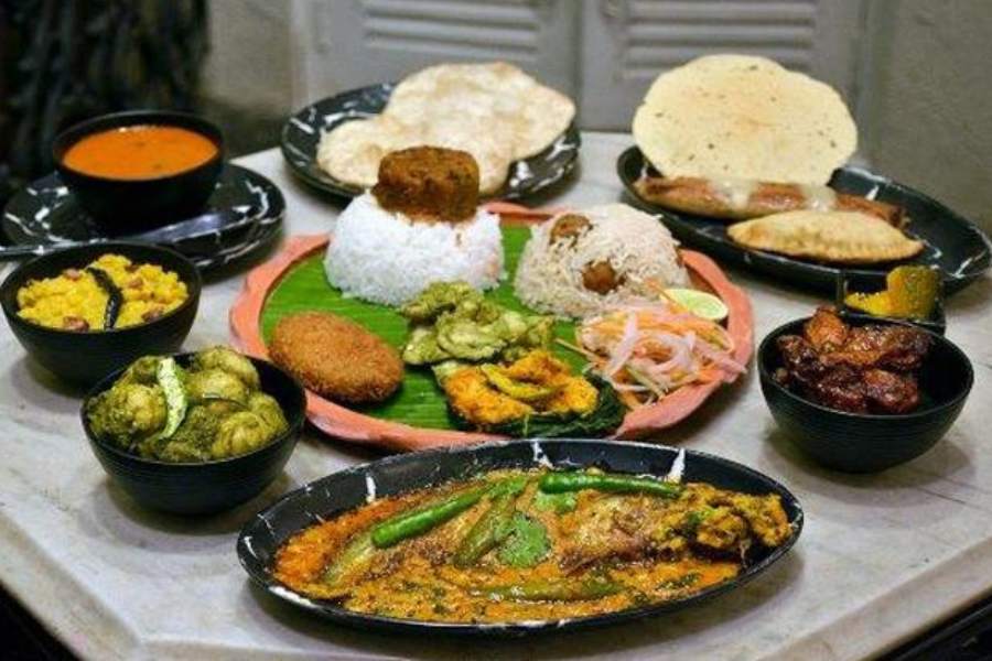 ১০. আহেলি - এসপ্ল্যানেডের এই স্বনামধন্য বাঙালি খাবারের রেস্তোরাঁয় বছরভর 'বেঙ্গলি থালি'র পাশাপাশি উৎসব-পার্বণে নিয়মিত 'বুফে'-র আয়োজন থাকে। এ ছাড়াও রয়েছে বিশেষ 'ইলিশ থালি'। যাতে গোবিন্দভোগের ভাতের সঙ্গে থাকে ইলিশের মাথা দিয়ে ডাল, ইলিশের চপ, সর্ষে ইলিশ, ধনেপাতা দিয়ে ইলিশ এবং মিষ্টি দই। এছাড়া ভাইফোঁটার দিন আমিষ থালি থাকছে আহেলি-তে। যেখানে পাবেন স্টার্টারে ১ রকমের শরবত, ২ রকমের আমিষ ও ২ রকমের নিরামিষ 'ফ্রায়েড্' পদ। লুচি-সাদা ভাত-পোলাও। ২ রকমের নিরামিষ তরকারি, ডাল-ঝুরিঝুরি আলুভাজা, ৪ রকমের আমিষ 'মেন কোর্সে' একটি করে চিংড়ি, ভেটকি, মটন, চিকেনের পদ। চাটনি-পাঁপড়। মিষ্টি দই এবং ২ রকমের মিষ্টি। সব শুদ্ধু ২০-২২ রকমের বাঙালি পদ। দাম - আমিষ থালি একজনের ১৯৯৯ টাকা। ইলিশ থালি একজনের ২৪৯৫ টাকা। কোথায় - এসপ্ল্যানেডের মুখে, 'পিয়ারলেস ইন' হোটেলের ভেতর। দোকান খোলা - সকাল ১২.৩০-৩টে এবং সন্ধে ৭.৩০-১১টা‌।