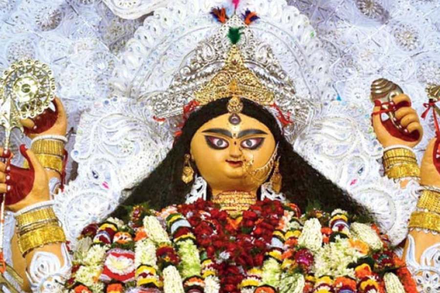 সাধারণত কার্তিক মাসের শুক্লা নবমীতে পূজিত হন। জগদ্ধাত্রী পুজোয় একমাত্র রাজ্য সরকারি অফিসগুলো ছাড়া কোথাও ছুটি থাকে না। কিন্তু ২০২৪-এ জগদ্ধাত্রী পুজো রবিবার পড়ায় নির্বিশেষে সবার ছুটি আগামী বছর জগদ্ধাত্রী পুজোতেও!