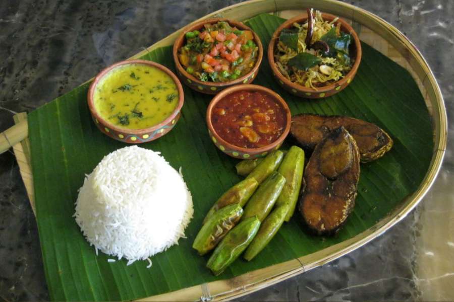 জন্মদিনের পার্টি থেকে শুরু করে বিবাহবার্ষিকী এমনকী হালে বিয়ে-বৌভাতের খানদানও শহরের নামজাদা হোটেল, বড়সড় রেস্তোরাঁয় হচ্ছে। তা বাদ যায় না ভাইফোঁটার ভুরিভোজটাও। 